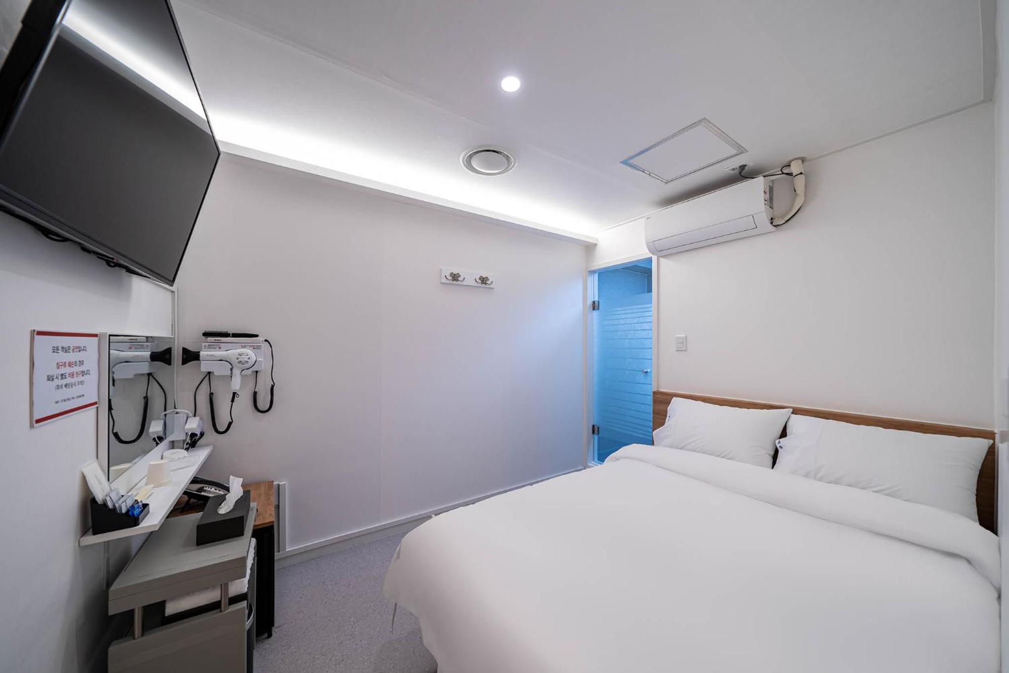Rose Hostel *